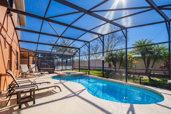 Una piscina al aire libre, una piscina climatizada