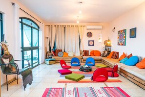 Ferienhaus | Wohnbereich | 50-Zoll-Smart-TV mit Kabelempfang