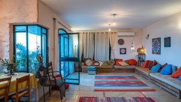 Rumah | Area keluarga | Smart TV 50-inci dengan saluran TV kabel