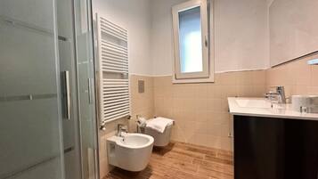 Douche, sĂšche-cheveux, bidet, serviettes fournies