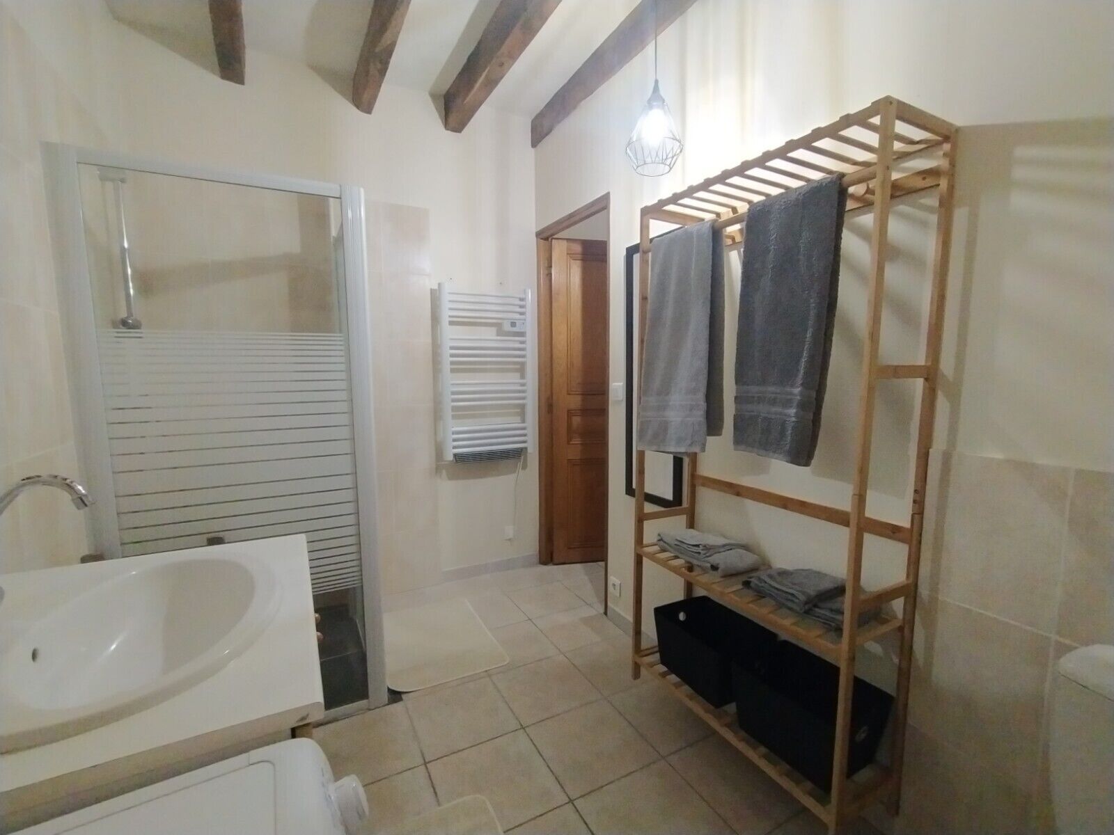Doccia, asciugacapelli, sapone, shampoo