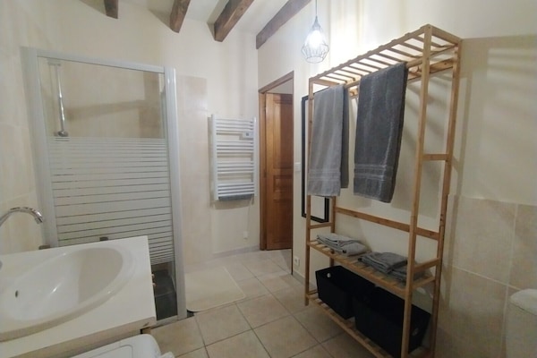 Doccia, asciugacapelli, sapone, shampoo
