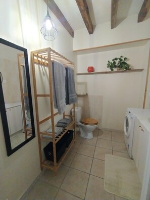 Doccia, asciugacapelli, sapone, shampoo