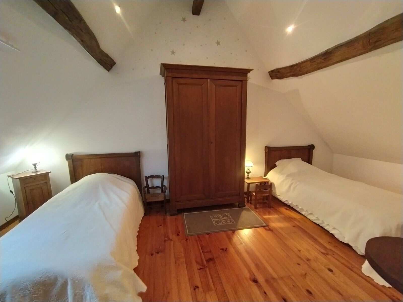 2 sovrum, skrivbord, strykjärn/strykbräda och resesäng