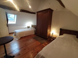 2 Schlafzimmer, Schreibtisch, Bügeleisen/Bügelbrett, Reisekinderbett