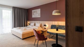 Grand-Doppelzimmer, rollstuhlgeeignete Dusche | Schreibtisch, laptopgeeigneter Arbeitsplatz, Verdunkelungsvorhänge