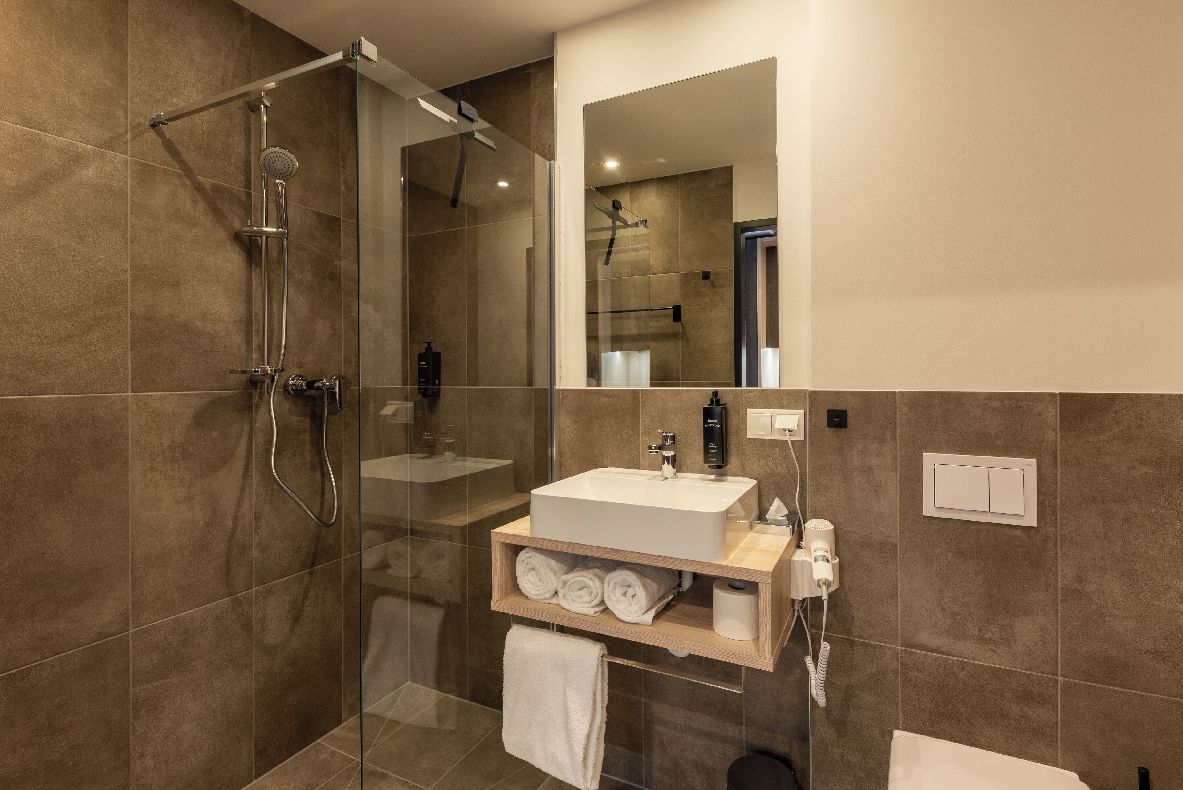 Basic-Apartment, 1 Queen-Bett | Badezimmer | Dusche, Haartrockner, Fußbodenheizung (Badezimmer), Handtücher