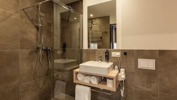 Basic-Apartment, 1 Queen-Bett | Badezimmer | Dusche, Haartrockner, Fußbodenheizung (Badezimmer), Handtücher