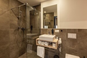 Ducha, secador de pelo, piso con calefacción en el baño, toallas