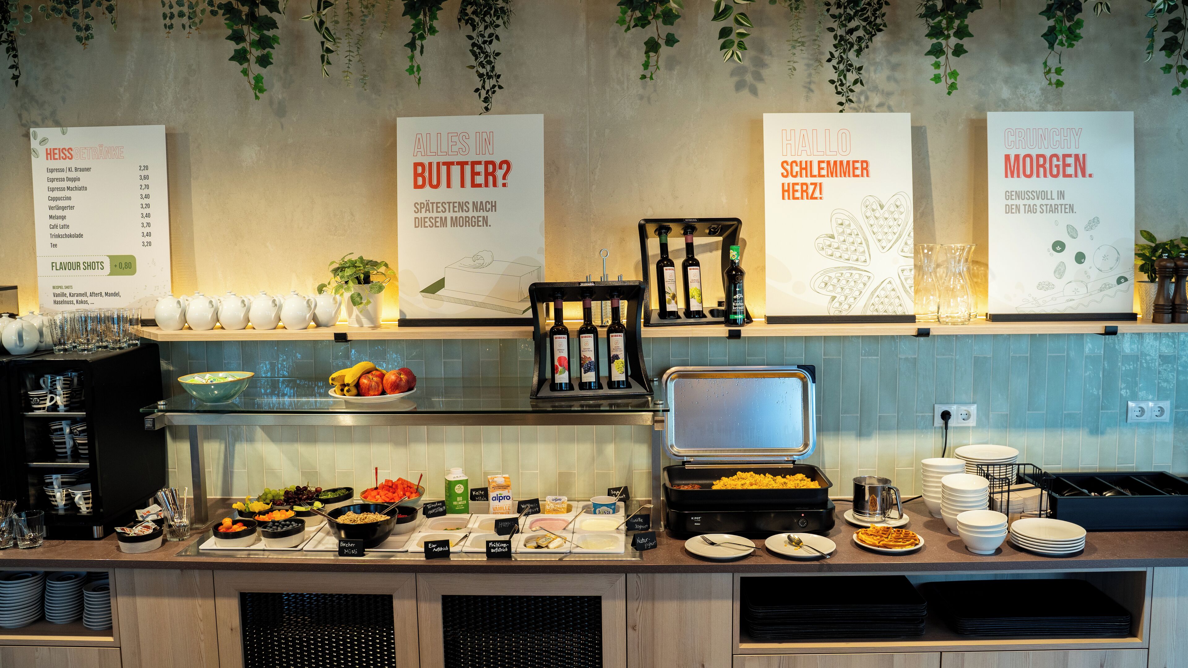Buffet de l'esmorzar amb diferents opcions gastronòmiques i un espai per al cafè.