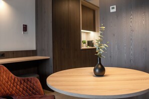 Dobbeltrom – comfort | Skrivebord, skrivebord for bærbar PC, blendingsgardiner og lydisolert