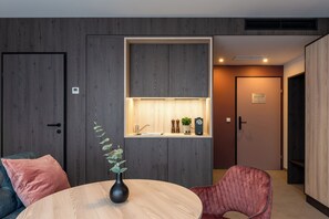 Fridge, microwave, coffee/tea maker, dining tables - Hotel Novapart (Wels)