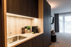 Refrigerador, microondas, cafetera/tetera, mesa de comedor