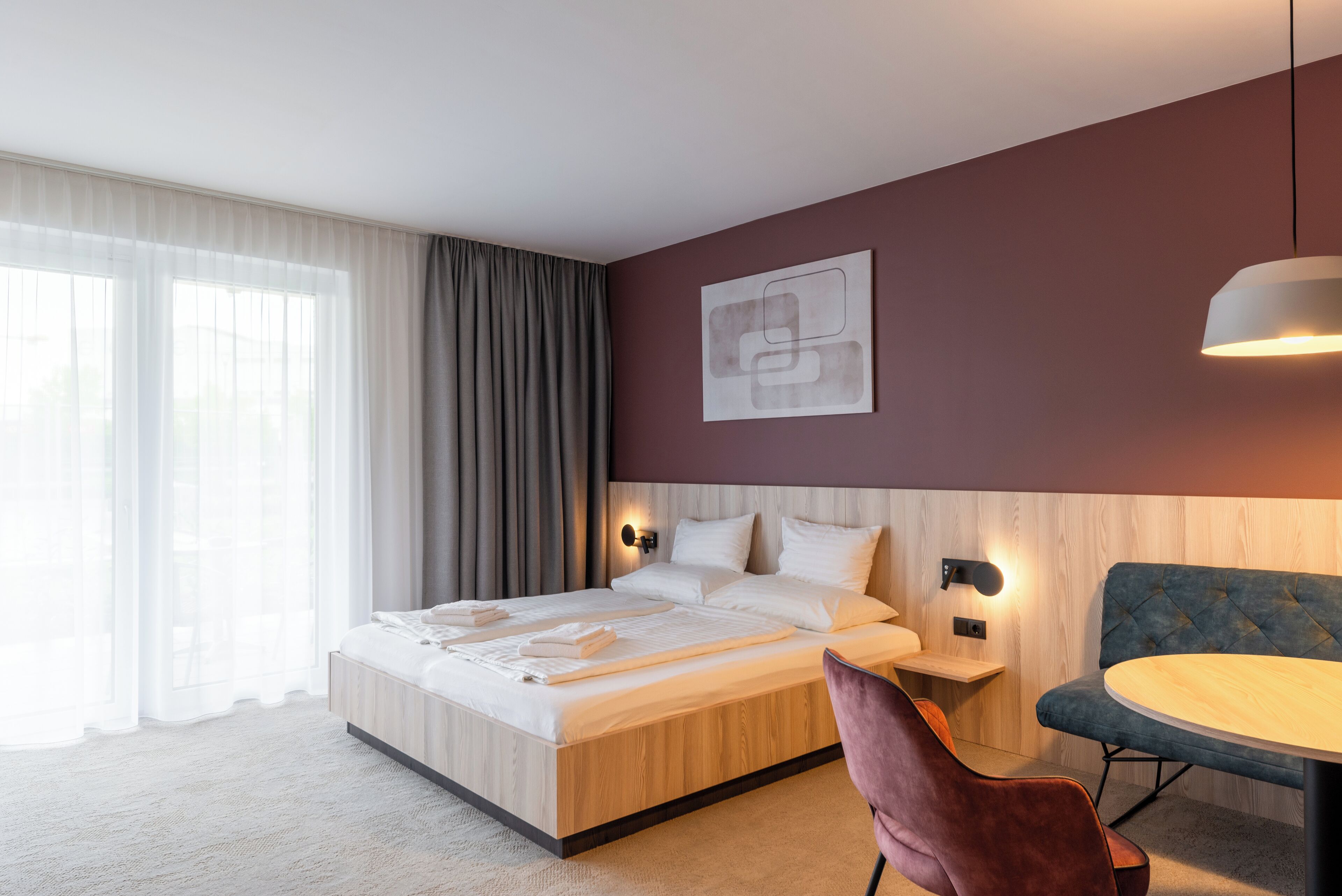 Quarto casal grand, chuveiro com barras de apoio | Escrivaninha, espaço de trabalho para notebook, cortinas blackout