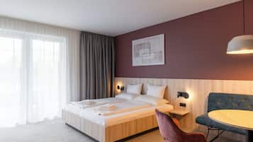 Grand-Doppelzimmer, rollstuhlgeeignete Dusche | Schreibtisch, laptopgeeigneter Arbeitsplatz, Verdunkelungsvorhänge