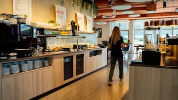 Colazione a buffet, servita tutte le mattine (14.90 EUR a persona)