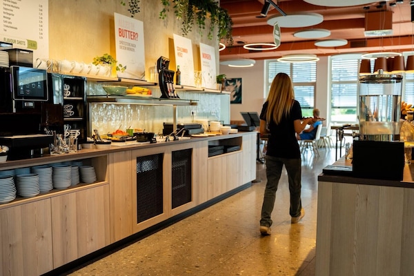 Se ofrece un desayuno bufé (14.90 EUR por persona)