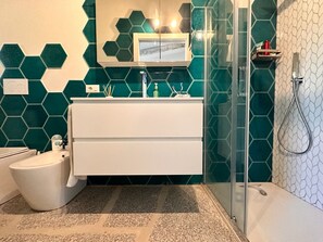 Dusche, Haartrockner, Bidet, Handtücher