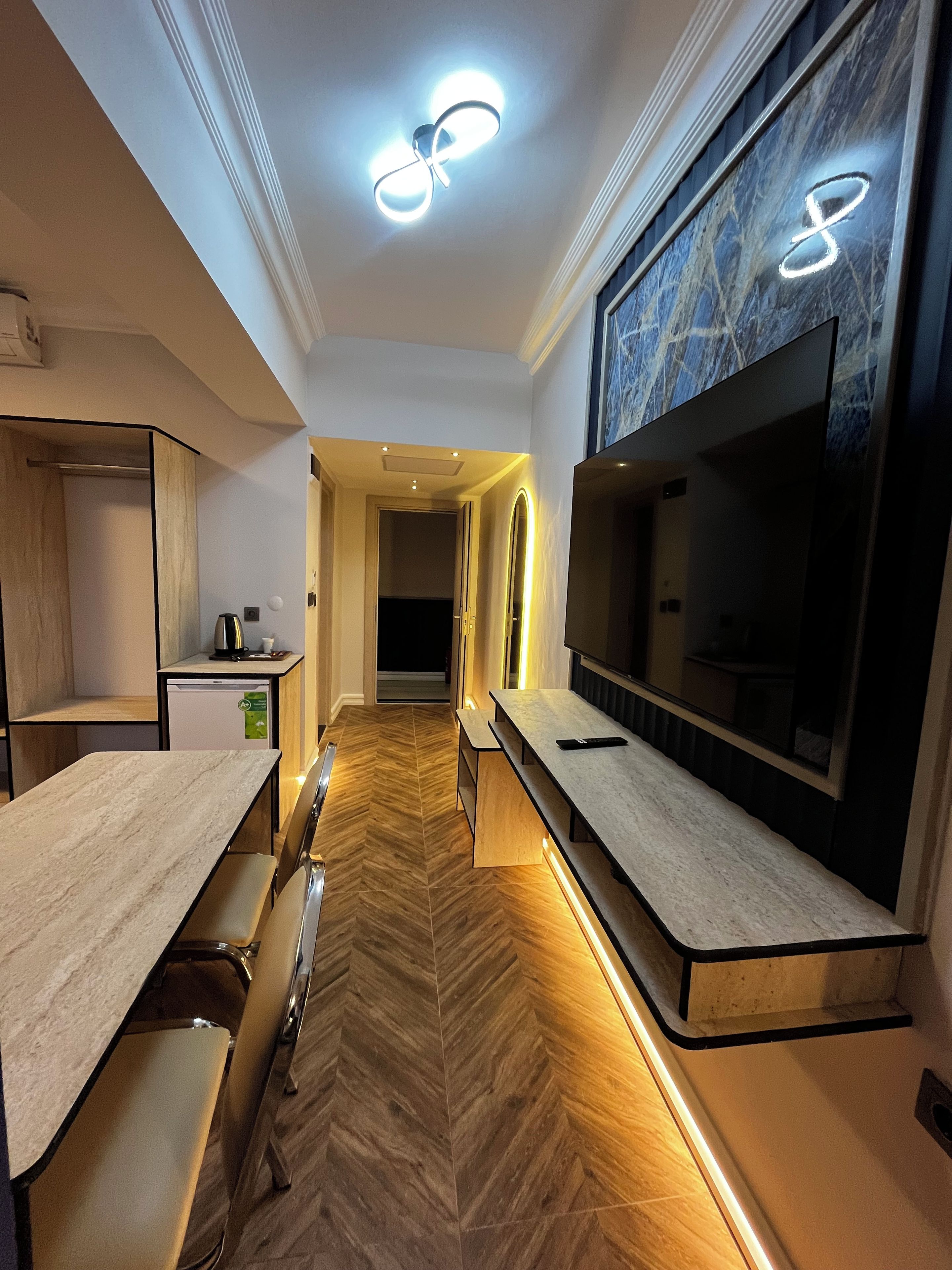 Habitación cuádruple familiar, vistas a la ciudad | Minibar, escritorio, espacio para trabajar con un portátil
