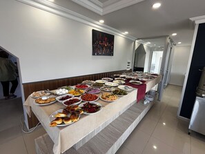 含每日吃到飽自助式早餐
