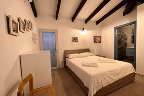 4 makuuhuonetta, silitysrauta/-lauta, ilmainen Wi-Fi, vuodevaatteet