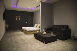 Escritorio, tabla de planchar con plancha, wifi gratis y ropa de cama 