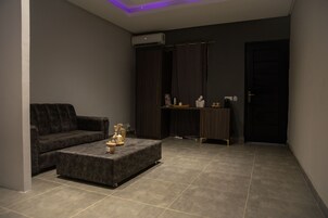 Työpöytä, silitysrauta/-lauta, ilmainen Wi-Fi, vuodevaatteet