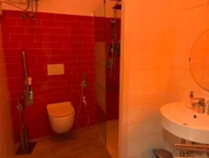 Douche, sèche-cheveux, bidet, serviettes fournies