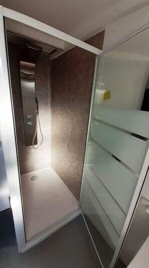 Toalhas de banho, sabonete, papel higiênico 