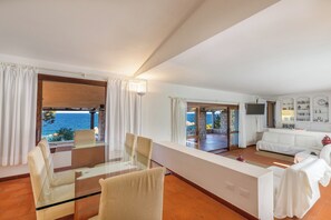 Exclusive Villa | Bathroom | Shower, bidet, towels, soap - Costa Paradiso Resort (Trinità d'Agultu e Vignola)