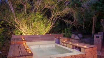 Una bañera de hidromasaje, baño turco, masajes