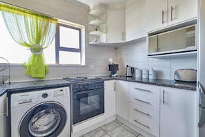 Fridge, microwave, oven, stovetop - Apt - Sleeps 7 - Beach Close - Parking (aManzimtoti)