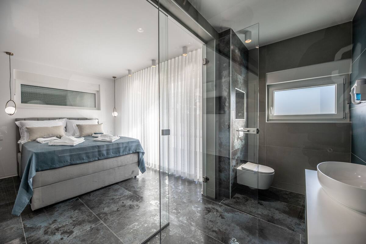5 slaapkamers, een kluis op de kamer, verduisterende gordijnen