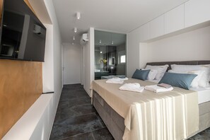 5 chambres, coffres-forts dans les chambres, décoration personnalisée