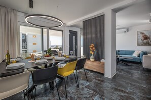 Luxe villa, hot tub | Dineerruimte