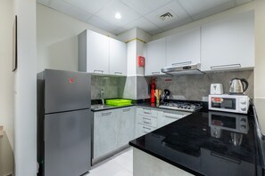 Private kitchen - SuperHost - Comfort 1BR Centurion Onyx Retreat with Balcony  (Dubai)