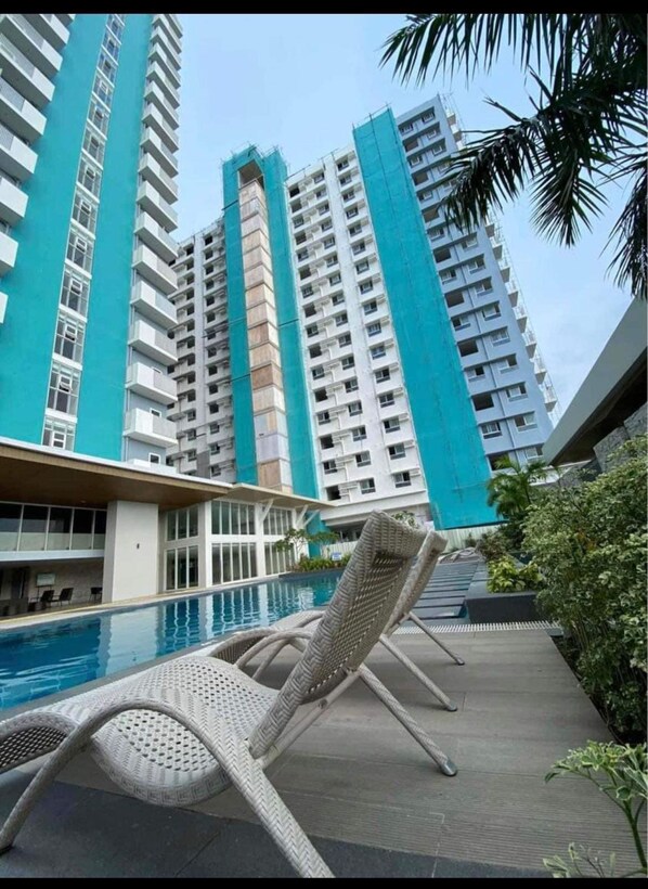 Una piscina al aire libre