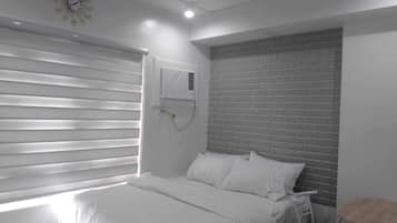 Estudio estándar, 1 cama King size y sofá cama, vista al océano | Área de sala de estar | Smart TV de 55 pulgadas con canales digitales