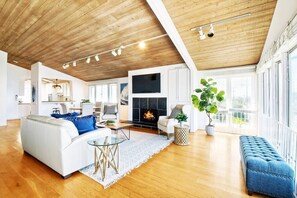 TV, fireplace, offices - Surfers Dream Summary (Encinitas)