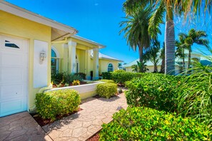 Property grounds - VILLA SUNNY LEMON – HEATED POOL & SPA | GULF ACCESS | BOAT RENTAL + TOURS VOUCHER INCL. (Cape Coral)