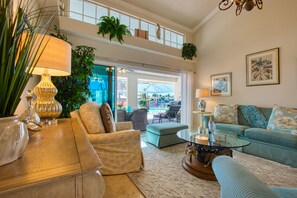 Smart TV, stereo - VILLA SUNNY LEMON – HEATED POOL & SPA | GULF ACCESS | BOAT RENTAL + TOURS VOUCHER INCL. (Cape Coral)