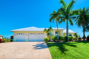 Exterior - VILLA SUNNY LEMON – HEATED POOL & SPA | GULF ACCESS | BOAT RENTAL + TOURS VOUCHER INCL. (Cape Coral)