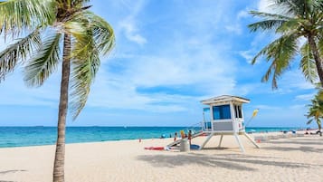 Sulla spiaggia, lettini da mare, teli da spiaggia