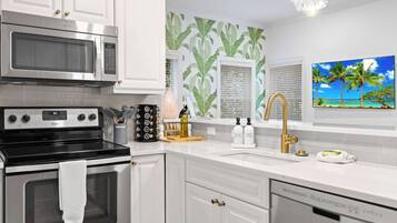 Fridge, oven, stovetop, dishwasher