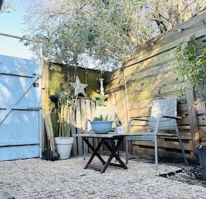 Cabin | Outdoor dining - Beautiful Cosy Garden Cabin, 5min Walk to Beach (Bognor Regis)