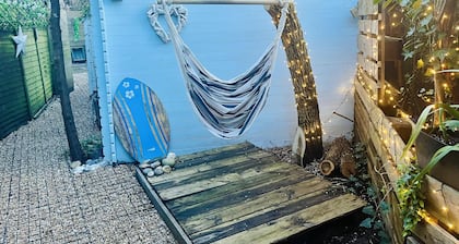 Beautiful Cosy Garden Cabin, 5min Walk to Beach