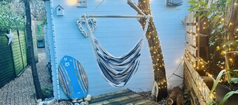 Beautiful Cosy Garden Cabin, 5min Walk to Beach