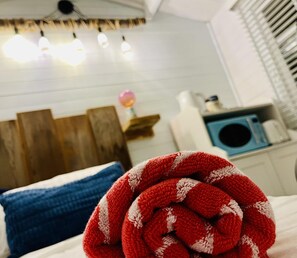Cabin | Living area - Beautiful Cosy Garden Cabin, 5min Walk to Beach (Bognor Regis)