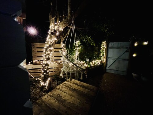 Beautiful Cosy Garden Cabin, 5min Walk to Beach