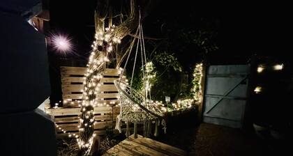 Beautiful Cosy Garden Cabin, 5min Walk to Beach